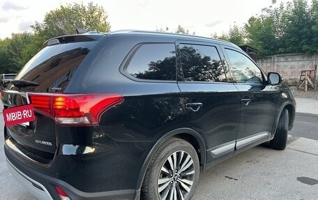 Mitsubishi Outlander III рестайлинг 3, 2018 год, 2 300 000 рублей, 6 фотография