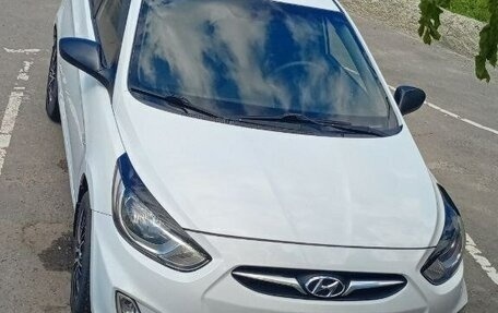 Hyundai Solaris II рестайлинг, 2011 год, 600 000 рублей, 2 фотография