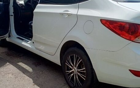 Hyundai Solaris II рестайлинг, 2011 год, 600 000 рублей, 10 фотография