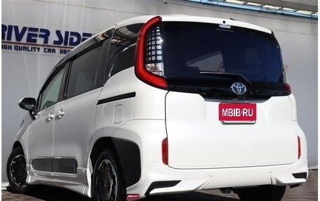 Toyota Sienta, 2022 год, 1 384 000 рублей, 6 фотография