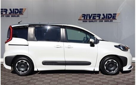 Toyota Sienta, 2022 год, 1 384 000 рублей, 27 фотография