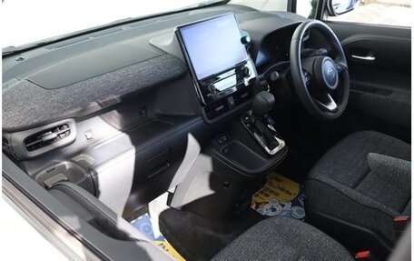 Toyota Sienta, 2022 год, 1 384 000 рублей, 14 фотография