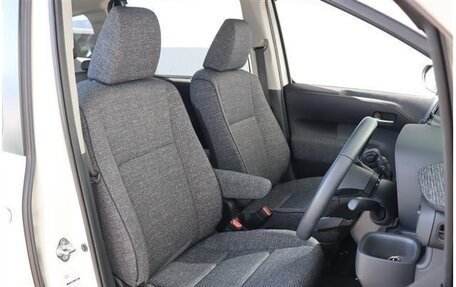 Toyota Sienta, 2022 год, 1 384 000 рублей, 33 фотография