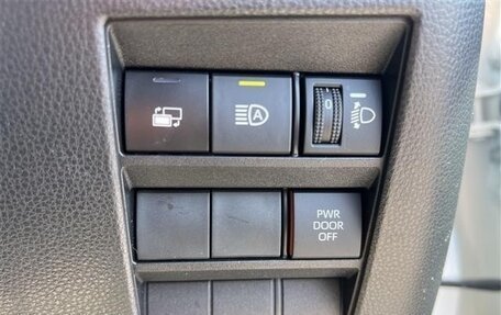 Toyota Noah, 2022 год, 2 360 000 рублей, 18 фотография