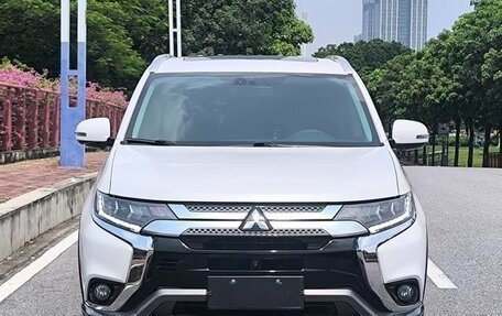Mitsubishi Outlander III рестайлинг 3, 2021 год, 2 510 000 рублей, 2 фотография