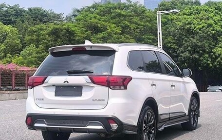 Mitsubishi Outlander III рестайлинг 3, 2021 год, 2 510 000 рублей, 5 фотография