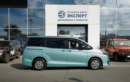 Toyota Voxy III, 2015 год, 1 910 000 рублей, 4 фотография