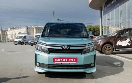 Toyota Voxy III, 2015 год, 1 910 000 рублей, 2 фотография