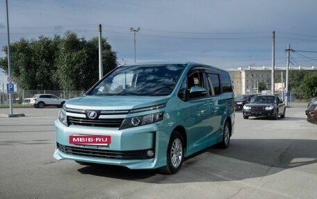 Toyota Voxy III, 2015 год, 1 910 000 рублей, 3 фотография