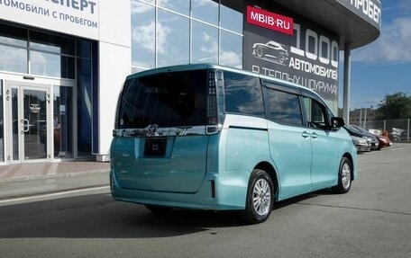 Toyota Voxy III, 2015 год, 1 910 000 рублей, 5 фотография