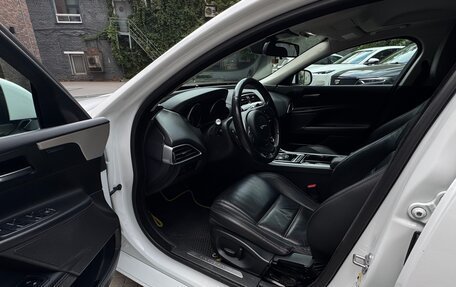 Jaguar XE I рестайлинг, 2015 год, 1 800 000 рублей, 23 фотография