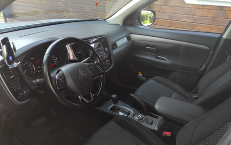 Mitsubishi Outlander III рестайлинг 3, 2016 год, 1 850 000 рублей, 11 фотография