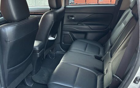 Mitsubishi Outlander III рестайлинг 3, 2018 год, 1 920 000 рублей, 10 фотография
