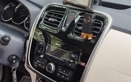 Renault Logan II, 2017 год, 800 000 рублей, 6 фотография