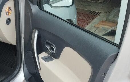 Renault Logan II, 2017 год, 800 000 рублей, 4 фотография
