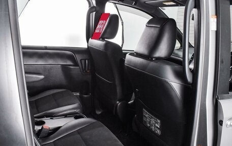 Toyota Noah III, 2016 год, 2 129 000 рублей, 13 фотография