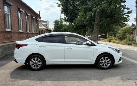 Hyundai Solaris II рестайлинг, 2017 год, 1 400 000 рублей, 4 фотография