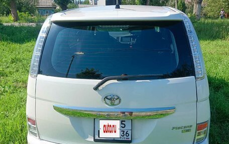 Toyota ISis I, 2014 год, 1 350 000 рублей, 13 фотография