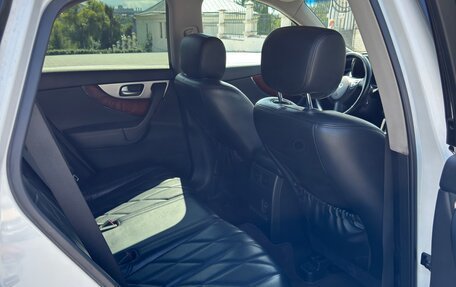 Infiniti QX70, 2013 год, 2 100 000 рублей, 13 фотография