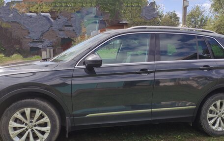 Volkswagen Tiguan II, 2018 год, 2 400 000 рублей, 2 фотография