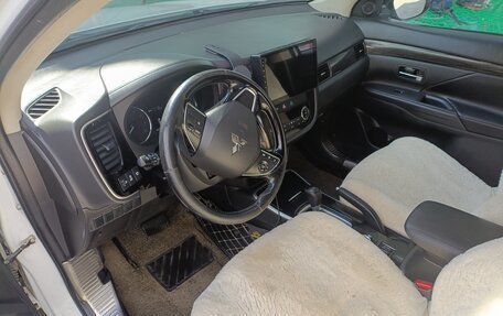 Mitsubishi Outlander III рестайлинг 3, 2017 год, 1 700 000 рублей, 5 фотография