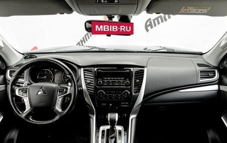 Mitsubishi Pajero Sport III рестайлинг, 2018 год, 2 800 000 рублей, 12 фотография