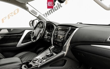 Mitsubishi Pajero Sport III рестайлинг, 2018 год, 2 800 000 рублей, 13 фотография