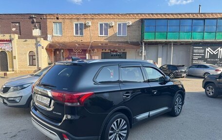 Mitsubishi Outlander III рестайлинг 3, 2019 год, 2 100 000 рублей, 5 фотография