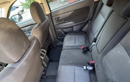 Mitsubishi Outlander III рестайлинг 3, 2019 год, 2 100 000 рублей, 11 фотография
