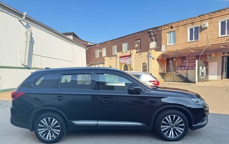 Mitsubishi Outlander III рестайлинг 3, 2019 год, 2 100 000 рублей, 4 фотография
