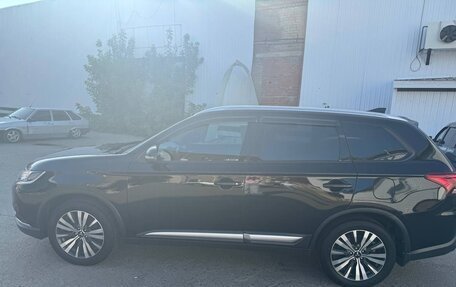 Mitsubishi Outlander III рестайлинг 3, 2019 год, 2 100 000 рублей, 15 фотография