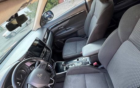 Mitsubishi Outlander III рестайлинг 3, 2019 год, 2 100 000 рублей, 10 фотография