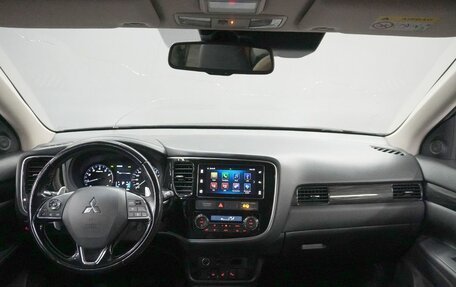 Mitsubishi Outlander III рестайлинг 3, 2017 год, 2 200 000 рублей, 9 фотография
