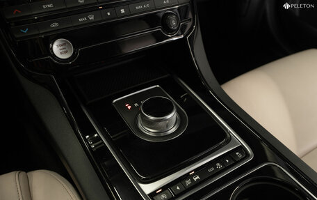 Jaguar XE I рестайлинг, 2015 год, 1 840 000 рублей, 18 фотография