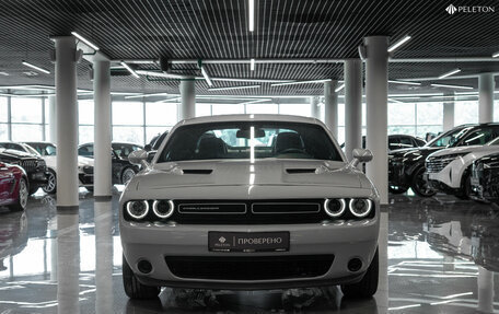 Dodge Challenger III рестайлинг 2, 2017 год, 3 300 000 рублей, 3 фотография