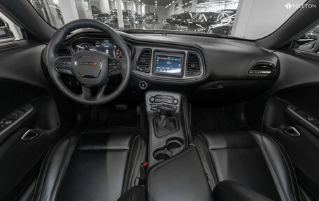 Dodge Challenger III рестайлинг 2, 2017 год, 3 300 000 рублей, 8 фотография