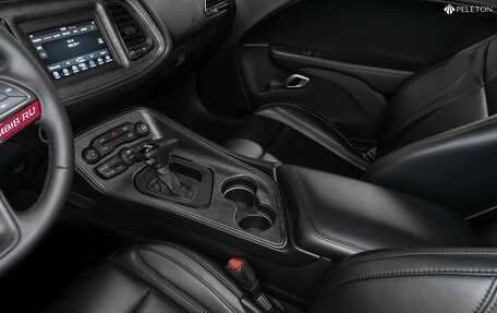 Dodge Challenger III рестайлинг 2, 2017 год, 3 300 000 рублей, 14 фотография