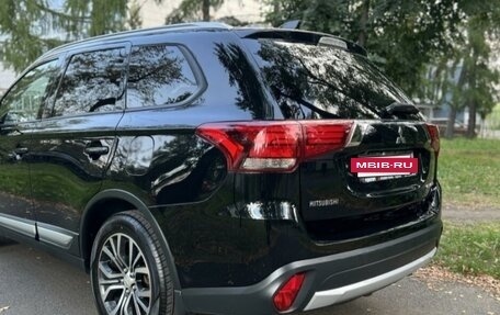 Mitsubishi Outlander III рестайлинг 3, 2018 год, 1 650 000 рублей, 4 фотография