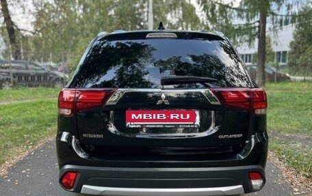 Mitsubishi Outlander III рестайлинг 3, 2018 год, 1 650 000 рублей, 2 фотография