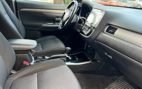 Mitsubishi Outlander III рестайлинг 3, 2018 год, 1 650 000 рублей, 7 фотография