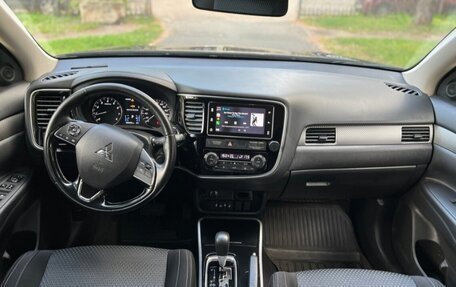 Mitsubishi Outlander III рестайлинг 3, 2018 год, 1 650 000 рублей, 8 фотография