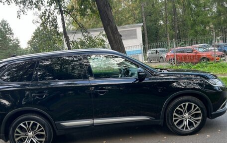 Mitsubishi Outlander III рестайлинг 3, 2018 год, 1 650 000 рублей, 12 фотография