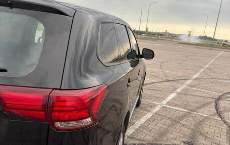 Mitsubishi Outlander III рестайлинг 3, 2017 год, 1 800 000 рублей, 7 фотография