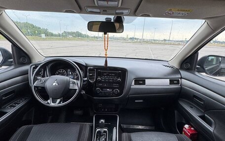 Mitsubishi Outlander III рестайлинг 3, 2017 год, 1 800 000 рублей, 9 фотография