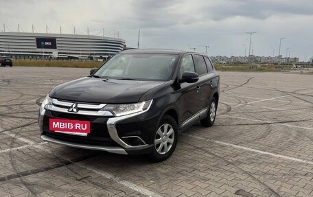 Mitsubishi Outlander III рестайлинг 3, 2017 год, 1 800 000 рублей, 2 фотография