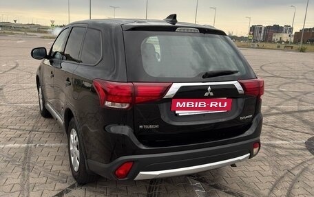 Mitsubishi Outlander III рестайлинг 3, 2017 год, 1 800 000 рублей, 4 фотография