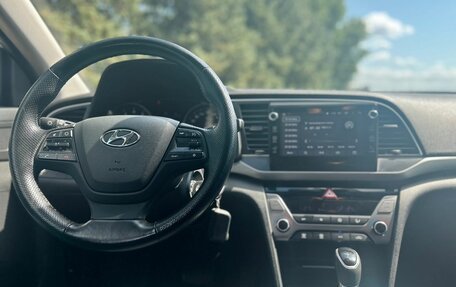 Hyundai Elantra VI рестайлинг, 2017 год, 1 500 000 рублей, 10 фотография