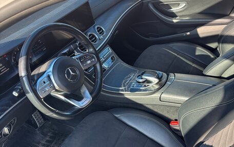 Mercedes-Benz E-Класс, 2020 год, 3 450 000 рублей, 5 фотография