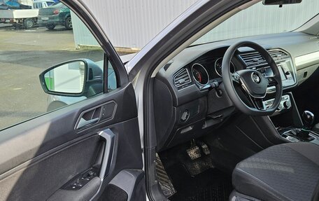 Volkswagen Tiguan II, 2019 год, 2 300 000 рублей, 2 фотография