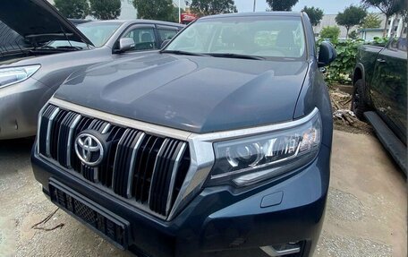 Toyota Land Cruiser Prado 150 рестайлинг 2, 2022 год, 6 790 000 рублей, 2 фотография